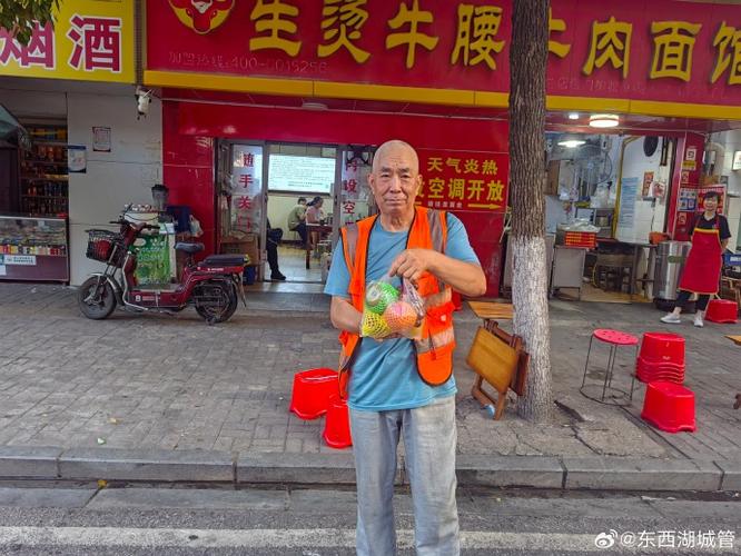 水果店旁边有很多摆摊的怎么办「城管搬店主多筐水果怎么办」 自助旅游